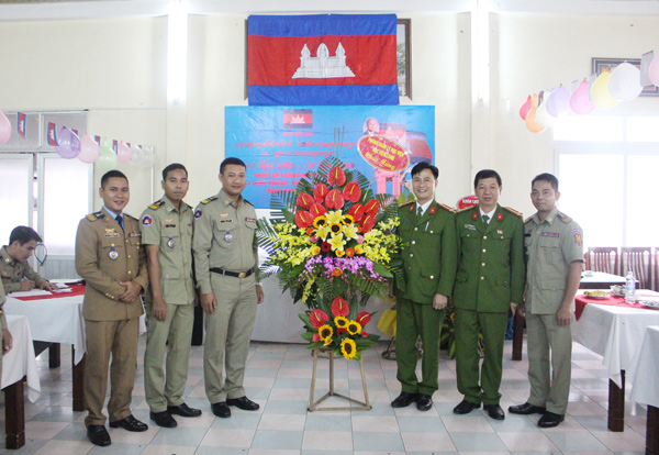 Leaders of Student Management Department congratulated the Cambodian students.
